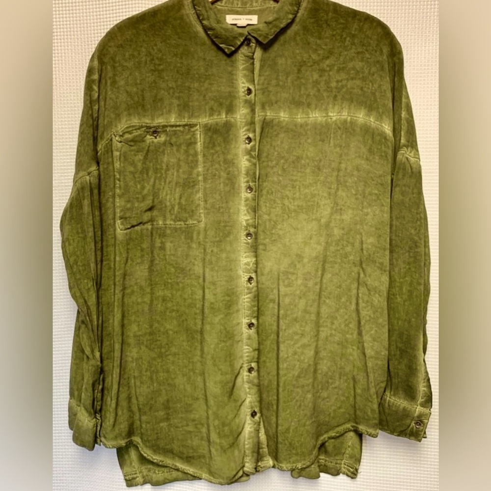 Silence + Noise Green Long Sleeve Shirt Button Up Blouse Siz Medium 100% Lyocell